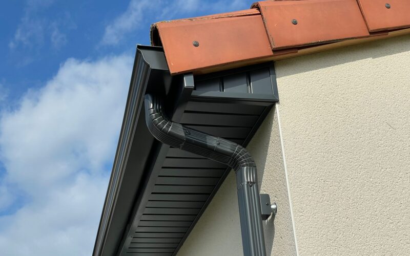 Nos prestations en pose de gouttières et chéneaux aluminium